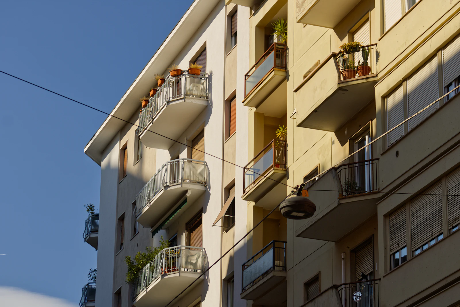 Facciata di un palazzo residenziale italiano con balconi in ferro battuto